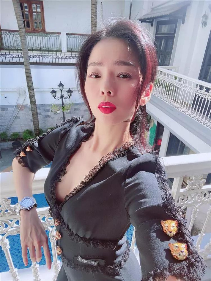 ữ ca sĩ từng gầy guộc đến độ tay nhỏ xíu, gân nổi chằng chịt.