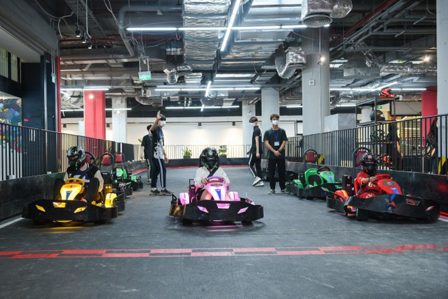 Đua xe Go-Kart vốn là một trò chơi trải nghiệm thu hút bạn trẻ yêu tốc độ từ 2 năm trước. Đến nay, thú vui đua xe này ngày càng được giới trẻ tiếp cận và là một trải nghiệm thú vị để thư giãn dịp cuối tuần. Ngày thường, trường đua ghi nhận khoảng 100 khách, riêng cuối tuần, lượng khách tăng gấp 3 lần. Người chơi được xem video hướng dẫn và mô phỏng cách điều khiển xe trước, sau đó, nhân viên sẽ trang bị bảo hộ, giáp tay, giáp chân, mũ bảo hiểm cho người chơi để đảm bảo an toàn trong mỗi lượt đua kéo dài 15 phút.