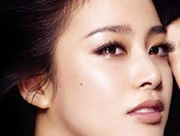 Người có nốt ruồi nốt ruồi ở gò má. Gò má là một phần trên khuôn mặt biểu thị vận thế tình cảm của nữ giới. Những người nữ giới sở hữu nốt ruồi ở vị trí này đường tình duyên vô cùng lận đận, thường trải qua nhiều đổ vỡ mới mong tìm được bến đỗ.
