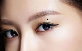 Nốt ruồi ở mí mắt. Một người nếu sở hữu nốt ruồi ở mí mắt thì khá đào hoa thường được những người khác giới lớn tuổi giúp đỡ hoặc có mối quan hệ rộng rãi với đối tượng này.