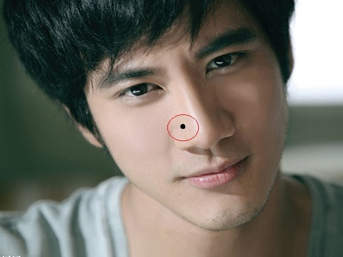 Nếu nam giới thì là người bộc trực, cục căn nên không có quý nhân giúp đỡ tài lộc vì vậy cũng không rủng rỉnh như ý.