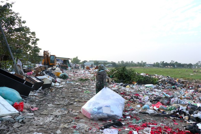 Bãi rác tự phát này nằm trên khu đất quy hoạch xây dựng cụm công nghiệp làng nghề xã Hữu Bằng sát với tuyến đường nội đồng nối 2 xã Hữu Bằng và Dị Nậu.