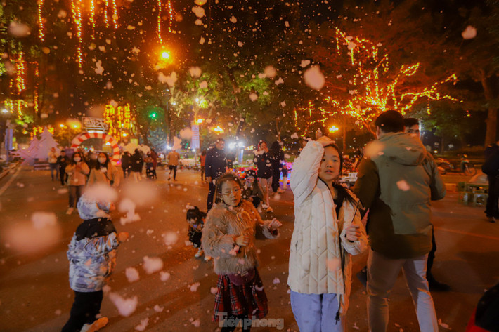 Tuyết rơi tạo nên khung cảnh thơ mộng như trời Âu khiến mọi người trở nên thích thú.