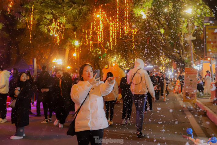 Người dân hào hứng với màn tuyết rơi nhân tạo này.