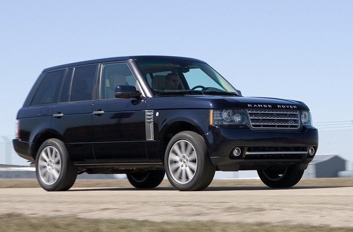 Range Rover Supercharged được lắp động cơ TDV8 twin-turbo. Khung sườn được xây dựng trên cấu trúc nhôm với trọng lượng nhẹ. Hệ thống treo có thể điều chỉnh. Đây là một chiếc SUV tinh tế, sang trọng và tao nhã.