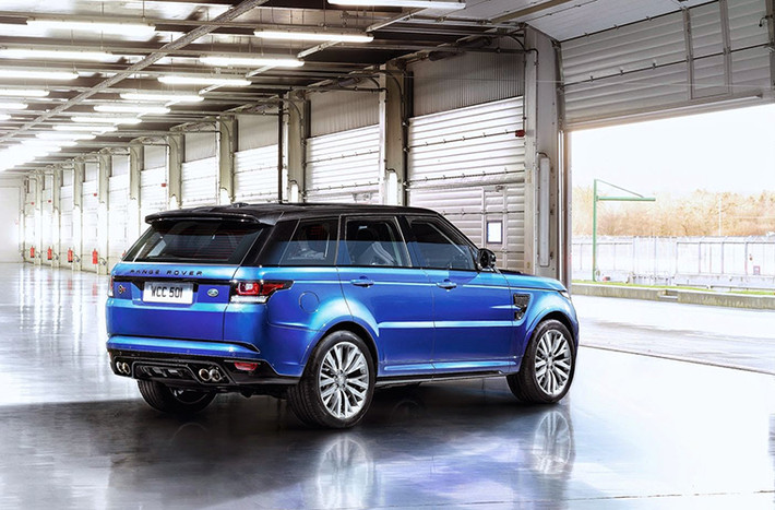 Xe được trang bị hộp số 8 tốc độ tự động ZF của Land Rover. 100% mô-men xoắn được truyền đến trục trước hoặc sau khi cần thiết nhờ hệ thống truyền động toàn phần AWD.