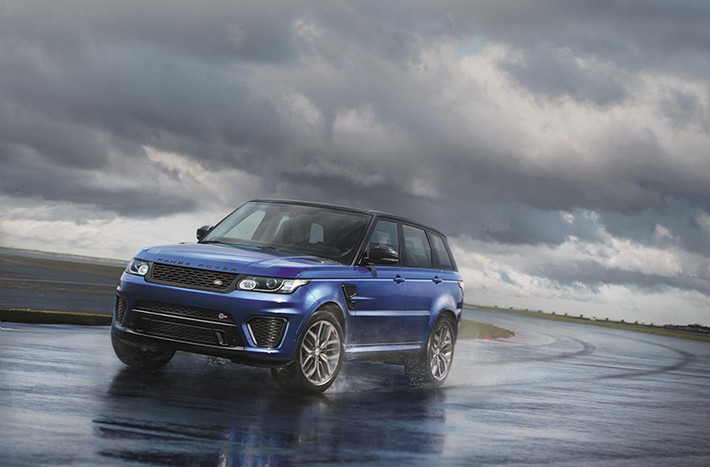 Range Rover Sport SVR 2013 (120.000 USD): Chiếc SUV thể thao sang trọng này được trang bị động cơ 5.0 lít, V8 tăng áp. Nó có thể tăng tốc từ 0-100 km/h chỉ trong 4,5 giây, trước khi đạt tốc độ tối đa 260 km/h.