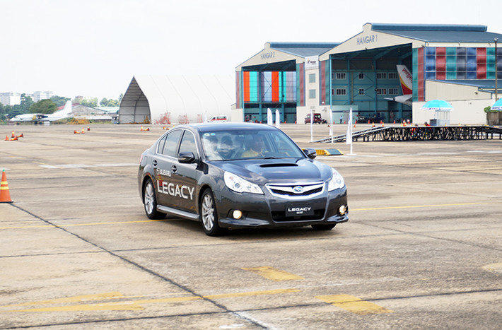 Bài thử nghiệm cuối cùng sử dụng dòng xe Legacy của hãng khi chạy cua mini và đánh lái zíc zắc.
