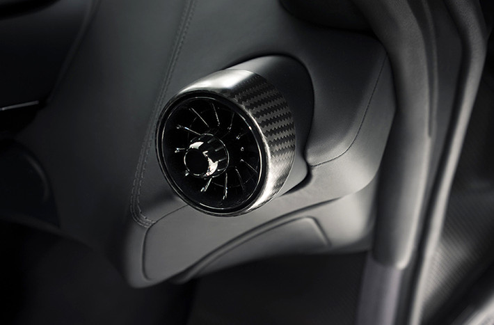 Đối với McLaren 650S, MSO Defined cung cấp cho siêu xe này gói nâng cấp khí động học và nâng cấp nội thất sợi carbon