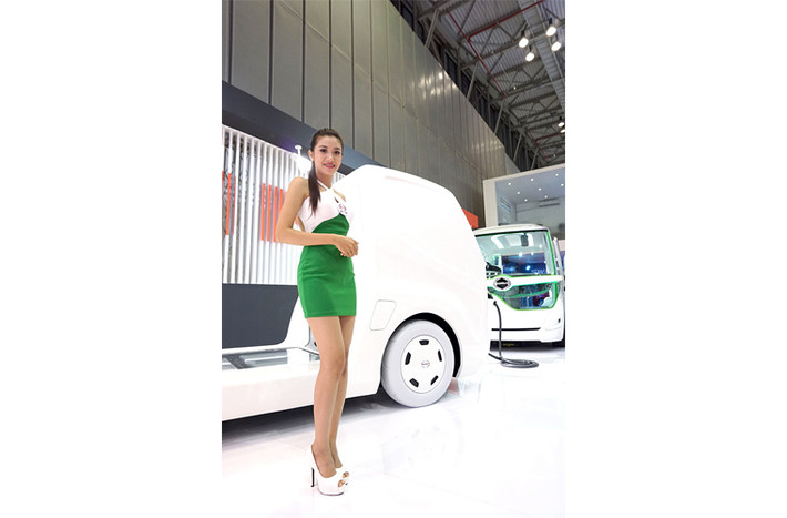 Hino thu hút người tham dự với mẫu xe tải điện và người mẫu với đôi chân dài miên man.