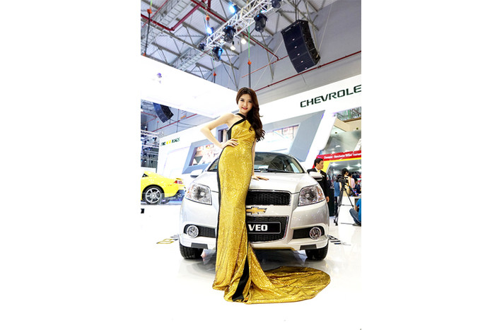 Chevrolet thu hút khách tham quan với các mẫu xe ấn tượng và những người mẫu xinh xắn.