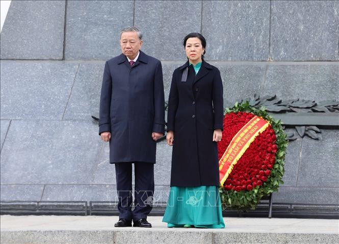 Tổng Bí thư Tô Lâm và Phu nhân tại Tượng đài Chiến thắng ở thủ đô Minsk. Ảnh: Thống Nhất/ TTXVN