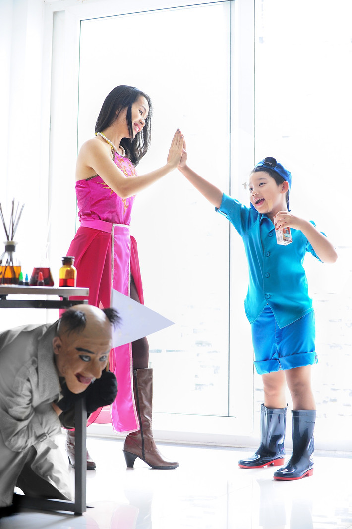 Chớp Chớp và mẹ Mama Bay cùng đập tay nhau sau khi đập tan thành công âm mưu đen tối của Tiến Sĩ Đơ, trong khi gã khoa học phải chui rúc dưới gầm bàn giương cờ trắng chịu thua.