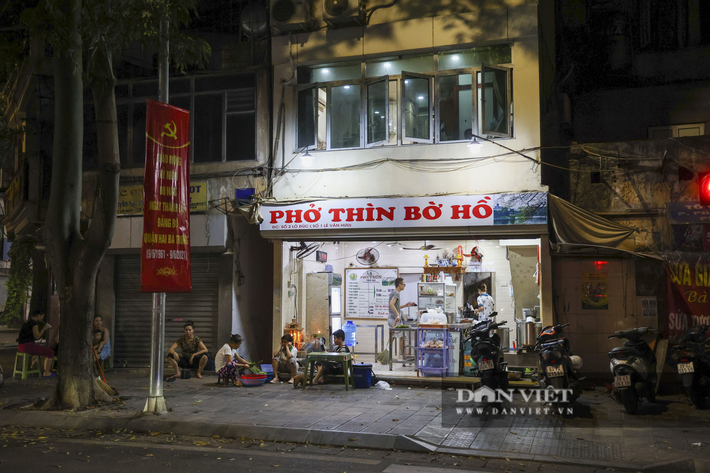 Người kinh doanh đều mang tâm thế sẵn sàng, háo hức chờ đến lúc mở cửa hàng từ đêm 21/6. (Ảnh Dân Việt)