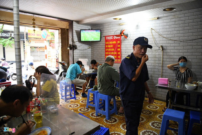 Trong quán miến lươn trên phố Đội Cấn, thực khách vẫn ngồi giãn cách theo từng bàn. Từ 6h sáng, quán đón khách, đến 8h đã bán được gần 100 suất. (Ảnh Zing)
