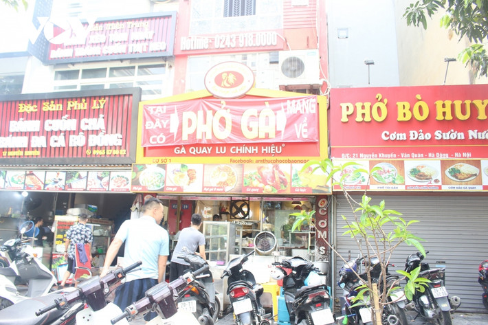 Một số quán ăn ở trên đường Nguyễn Khuyến, lượng khách tới ăn sáng khá đông đúc. (Ảnh VOV)