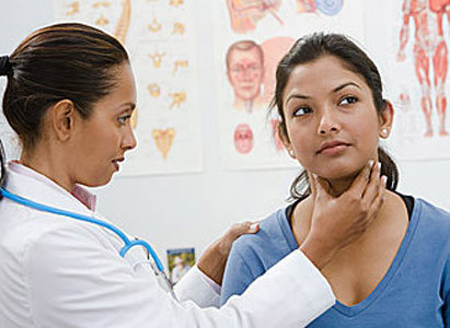 1. Kiểm tra cổ: bao gồm kiểm tra, sờ nắn để phác thảo thanh quản và các hạch bạch huyết ở cổ. Sờ nắn các hạch bạch huyết ở cổ nên bắt đầu từ khu vực dưới hàm và đi xuống liên tục đến khu vực trước của ống dẫn khí, hố suprasternal để tìm ra vị trí và kích thước vết sưng các hạch bạch huyết và xác nhận liệu có ung thư thanh quản hay không.