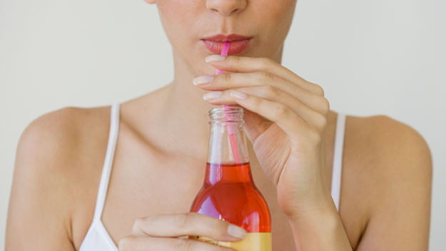 Nếu bạn có thiên hướng thích uống soda, bạn nên cố gắng giảm thiểu nó. Đồ uống có ga cũng có thể làm tăng lượng đường trong máu dẫn đến bệnh tim và đột quỵ.