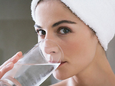 Tiêu chảy và ói mửa kết hợp với ít uống nước có thể gây ra tình trạng mất nước. Dấu hiệu mất nước bao gồm miệng khô hoặc dính, mắt trũng, lượng nước tiểu thấp, và không có khả năng để sản xuất nước mắt. Uống nhiều nước có thể giúp bạn tránh bị mất nước.