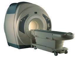 MRI (chụp cộng hưởng từ) có thể tiết lộ rõ lớp hộp sọ, rãnh, nếp cuộn, chất xám, chất trắng, tâm thất não, ống dẫn dịch não tủy và mạch máu...Nó có thể tiết lộ chính xác ranh giới khối u và giúp xác định xem có tổn thương ở não chân sau sau khi xạ trị.
