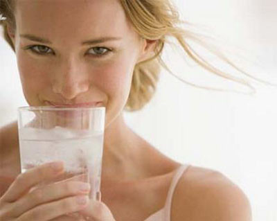 2. Uống nhiều nước: kích thích lâu dài vào niêm mạc có thể gây ra sự thoái hóa và dẫn đến ung thư.