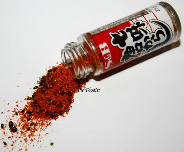 Shichimi Togarashi là sự pha trộn của nhiều loại gia vị khác nhau bao gồm bột ớt, cam hoặc vỏ quýt, hạt mè đen (trắng) và rong biển. V ới các thành phần giàu chất chống oxy hóa, sự kết hợp này có thể đóng một vai trò quan trọng trong việc giảm nguy cơ huyết áp cao và bệnh tim.