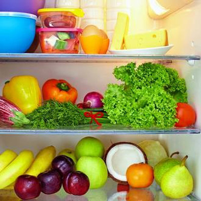 Giữ thực phẩm ngon. Hóa trị có thể ảnh hưởng đến vị giác của bạn, làm cho các loại thực phẩm và thức uống nhất định có hương vị khó chịu. Nước và thịt là hai thực phẩm phổ biến nhất. Nếu bạn khó khăn khi uống nước lọc, hãy thử uống nước khoáng có hương vị chanh thái lát và thử nguồn protein khác như trứng, sữa ít chất béo, đậu và cá.