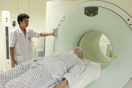 Kiểm tra CT có thể tiết lộ vị trí của khối u trong khoang mũi. Ngoài ra, nó cũng hiển thị sự di căn bên ngoài khoang mũi họng, ví dụ: di căn đến mũi xoang, họng, xoang hàm, hốc mắt, sau họng và hạch bạch huyết ở cổ.