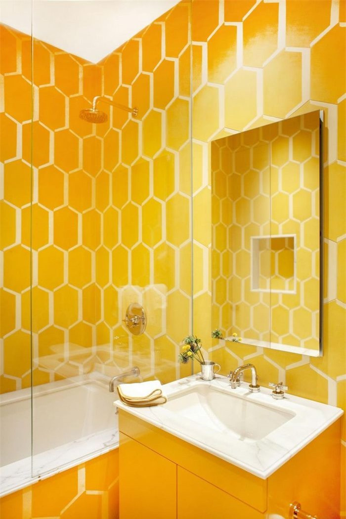 Nhà thiết kế đã sử dụng gạch màu vàng đậm và bàn trang điểm bổ sung để làm nổi bật phòng tắm dành cho trẻ em này.