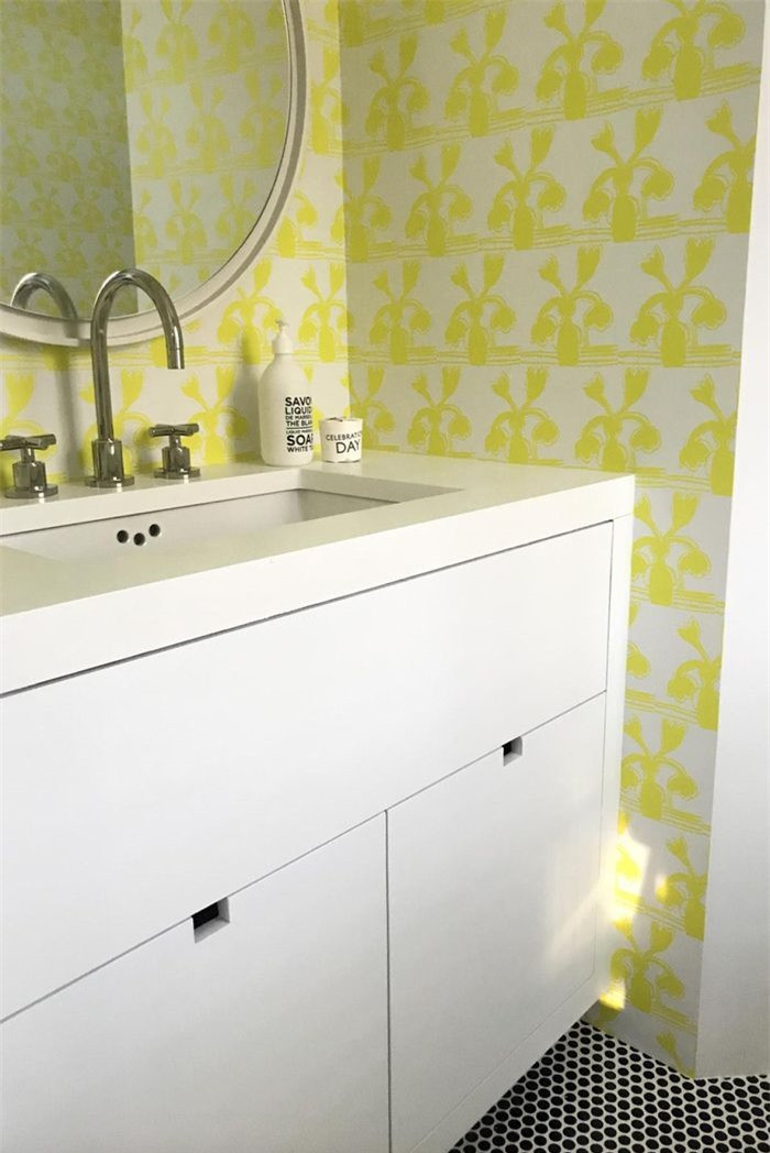 Thiết kế táo bạo cho phòng tắm dành cho trẻ em với cách kết hợp giấy dán tường màu vàng neon. Sử dụng giấy dán tường sẽ dễ lau dọn hơn so với sơn.