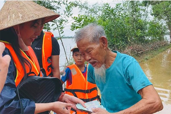 “Số liệu chúng tôi đang đối chiếu với các huyện nên chưa có con số cuối cùng. Họ đề nghị cung cấp thông tin nên chúng tôi phải đối soát số liệu từ huyện gửi về với số liệu mà chúng tôi đối soát được một cách chính xác nhất. Lúc nào đối soát số liệu xong rồi chúng tôi sẽ cung cấp thông tin cho Bộ Công an. Tôi đang hy vọng trong sáng nay sẽ đối soát xong con số”, lãnh đạo Ủy ban MTTQ Việt Nam tỉnh Hà Tĩnh cho hay. (Ảnh Thủy Tiên đi từ thiện 2020)