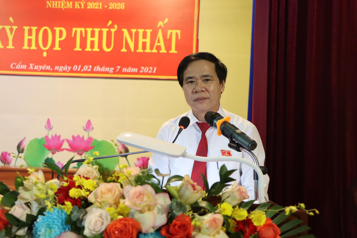 Ông Hà Văn Bình, Chủ tịch UBND huyện Cẩm Xuyên (Hà Tĩnh) cho biết, trong đợt lũ 2020, đoàn thiện nguyện của ca sĩ Thủy Tiên có về ủng hộ người dân ở huyện. (Ảnh Thủy Tiên đi từ thiện 2020)