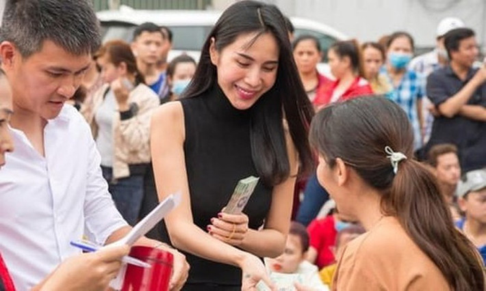 Một cán bộ Sở LĐ-TB-XH tỉnh Hà Tĩnh cho biết: “Đợt lũ vừa qua ca sĩ Thủy Tiên đã ủng hộ Hà Tĩnh 10 căn nhà văn hóa cộng đồng kết hợp tránh lũ. Mỗi căn nhà trị giá 2 tỷ đồng, tương đương với việc Thủy Tiên ủng hộ Hà Tĩnh 20 tỷ đồng xây nhà văn hóa”. (Ảnh Thủy Tiên đi từ thiện 2020)