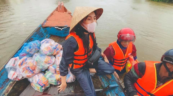 “Như ở huyện Cẩm Xuyên, tôi trực tiếp đi đối soát số liệu thì tiền thực nhận của bà con thậm chí còn nhiều hơn so với con số báo cáo lên. Trong quá trình đi trao quà, ngoài những đối tượng bị ảnh hưởng lũ lụt được huyện phát phiếu nhận quà, sau đó ca sĩ Thủy Tiên còn đi riêng một số điểm để cho thêm quà nữa. Số liệu cho thêm đó thì không thống kê được. Người dân nhận mỗi suất quà từ 3 triệu, 5 triệu cho đến 10 triệu tùy vào hoàn cảnh của đối tượng nhận”, lãnh đạo Ủy ban MTTQ Việt Nam tỉnh Hà Tĩnh thông tin thêm. (Ảnh Thủy Tiên đi từ thiện 2020)