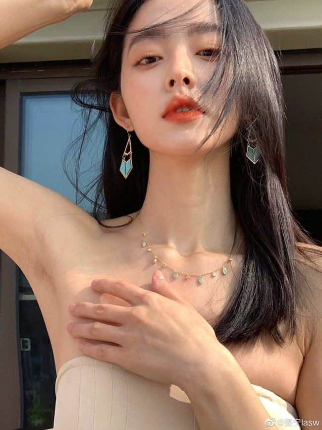 Người đẹp không ngần ngại diện những bộ trang phục tôn dáng như kiểu quây, dáng hai dây.