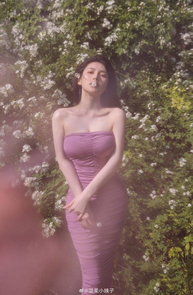 Phong cách đời thường của cô cũng khá tôn dáng với những chiếc đầm bodycon.
