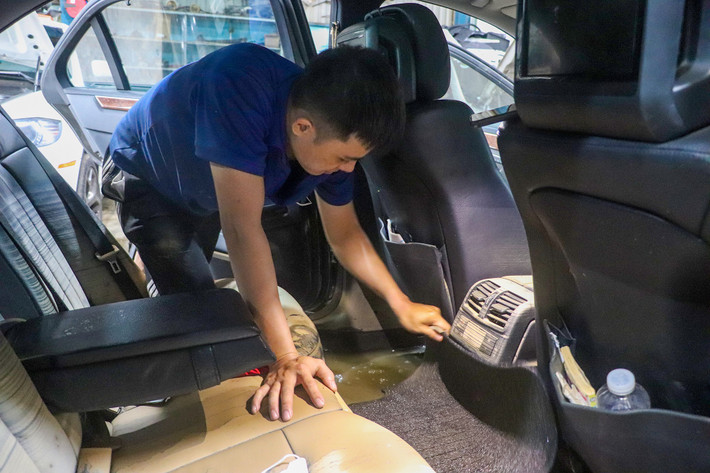 Anh Lê Minh Quốc (chủ một garage) cho biết, đến nay chưa thống kê hết số lượng xe đưa đến xưởng sửa chữa. Ngoài ra, khách đặt lịch đưa thợ xử lý tại nhà. "Chiếc Mercedes E300 được xe cứu hộ kéo từ trên khu vực bến xe về chỗ tôi. Chiếc xe này bị hư hỏng nặng do bùn đất tràn vào cả khoang máy, khoang nội thất. Sáng nay nhân viên phải tháo nội thất để vệ sinh sạch sẽ trước khi sửa chữa", anh Quốc nói.