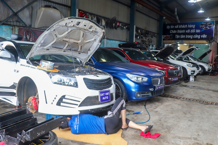Tại một cửa garage trên đường Cách Mạng Tháng Tám, có tới hàng chục ôtô đang xếp hàng chờ sửa chữa. Đa phần đều là xe bị hư hỏng do ngập nước sau trận mưa lớn xảy ra cách đây 2 ngày.