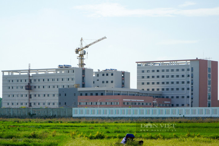 Ông Bùi Văn Thanh (Quốc Oai) cho biết: "Trên địa bàn một lúc được xây dựng 2 bệnh viện lớn là Phụ sản Trung ương 2 và Bệnh viện Nhi Trung ương 2 khiến người dân rất vui. Chúng tôi chỉ mong muốn bệnh viện được xây dựng hoàn thiện và sớm đi vào hoạt động có hiệu quả. Theo tôi biết, hiện tại có một số bệnh viện được xây dựng ở Hà Nam đã hoàn thiện nhiều năm nhưng đến thời điểm này vẫn đang bỏ không, rất lãng phí".