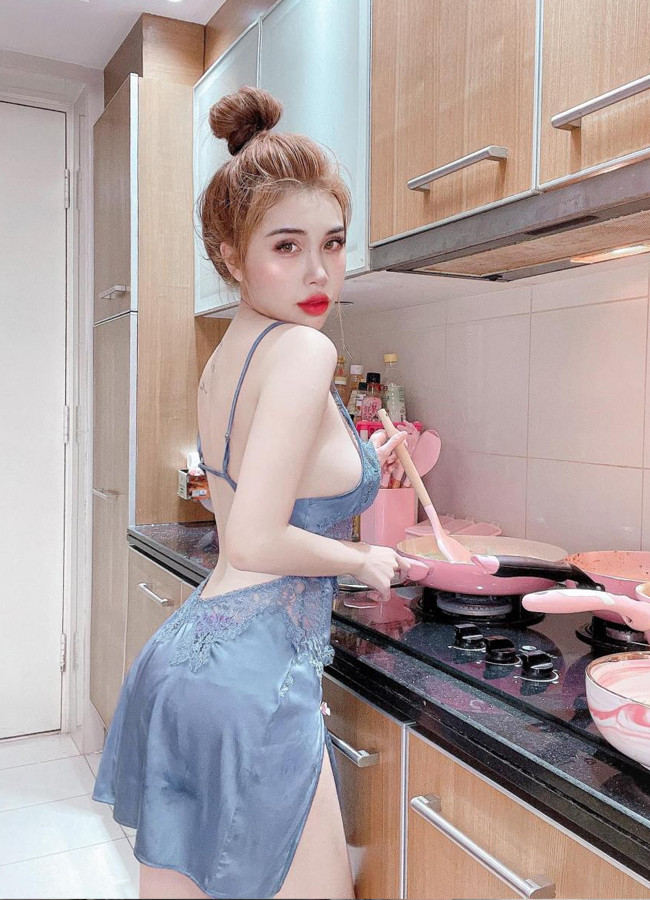 Là trang phục mặc ở nhà nên váy ngủ có phom dáng tối giản kết hợp với những chi tiết cut out, viền ren gợi cảm tôn lên triệt để vòng 1 của phái nữ.