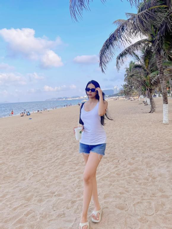 Hậu sinh nở, Khánh Vy ngày càng xinh đẹp và body chuẩn chỉnh hơn cả. Mới đây, bà xã Phan Mạnh Quỳnh đã xả kho loạt ảnh của mình. Có thể thấy, cô nàng nay đã sở hữu nhan sắc rạng rỡ và tươi tắn. Đáng nói, Khánh Vy cũng tự tin khoe dáng với những bộ trang phục năng động, trẻ trung còn giúp cô phô phang tron body nuột nà cùng vòng eo thon gọn đáng ghen tị. Đặc biệt hơn, gu thời trang của Khánh Vy cũng được đánh giá cao, đúng chuẩn "gái một con trông mòn con mắt".