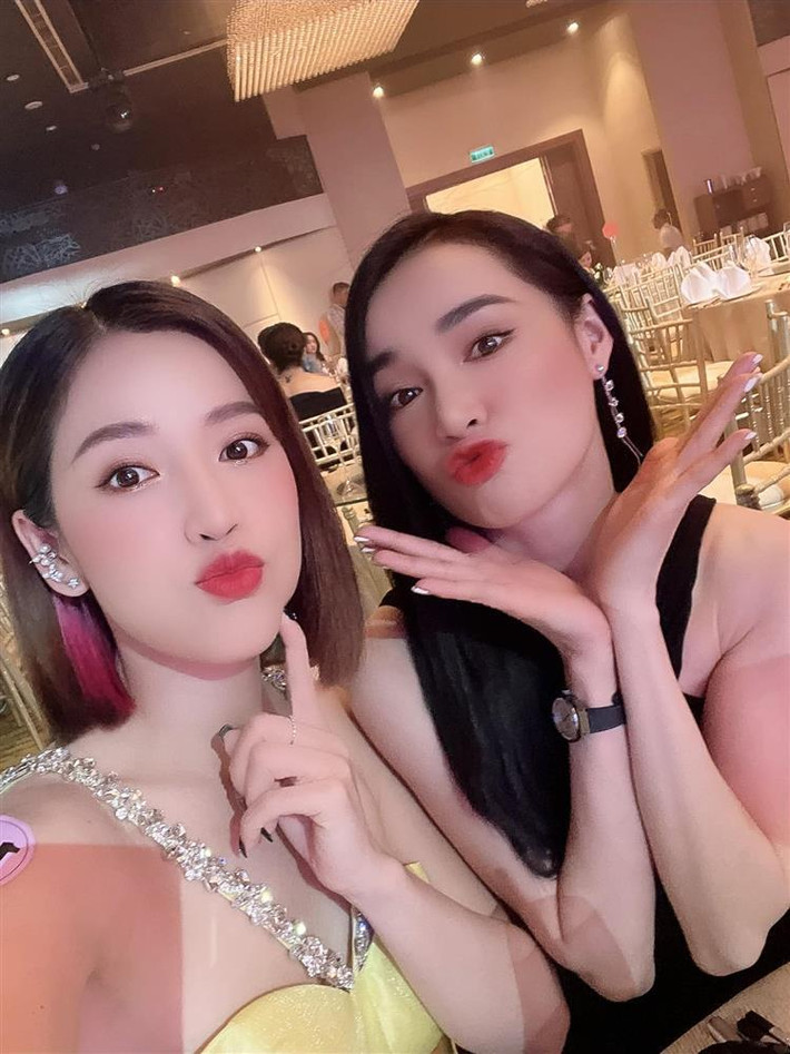 Tuy nhiên, chiếm spotlight lại là gương mặt của Nhã Phương lạ lẫm, khiến nhiều người suýt nhận không ra. Trong ảnh, Nhã Phương dù xinh đẹp nhưng như một người khác với nét mặt không giống mọi khi.
