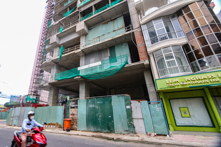 Do ảnh hưởng của dịch Covid-19, một số khách sạn ở phố Tây Nha Trang đang xây dở cũng phải tạm dừng thi công rồi bỏ hoang từ đó đến nay.