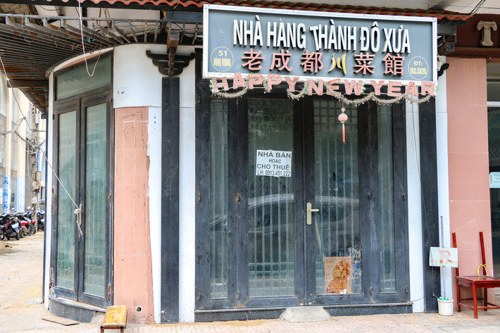 "Lúc đầu tính cho thuê, nhưng không ai hỏi han, nay ai mua luôn mặt bằng mình cũng bán để trang trải nợ nần", chủ sở hữu một ngôi nhà có mặt tiền trên đường Hùng Vương chia sẻ.