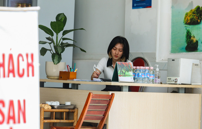 "Mở cửa chủ yếu đón khách vãng lai, lâu lâu có khách quốc tế nhưng rất ít. Hy vọng sắp tới có khách chứ như này chủ chúng tôi không kham nổi chi phí", chị Hằng (lễ tân một khách sạn trên đường Nguyễn Thiện Thuật) chia sẻ.