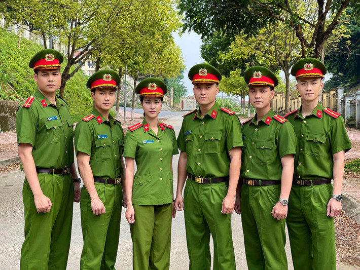 Một nữ công an mới nhất của màn ảnh Việt phải nhắc đến là diễn viên trẻ Anh Đào. Anh Đào vào vai thiếu úy Phương Linh - bóng hồng duy nhất trong bộ phim Đấu trí đang phát sóng khung giờ vàng của VTV.