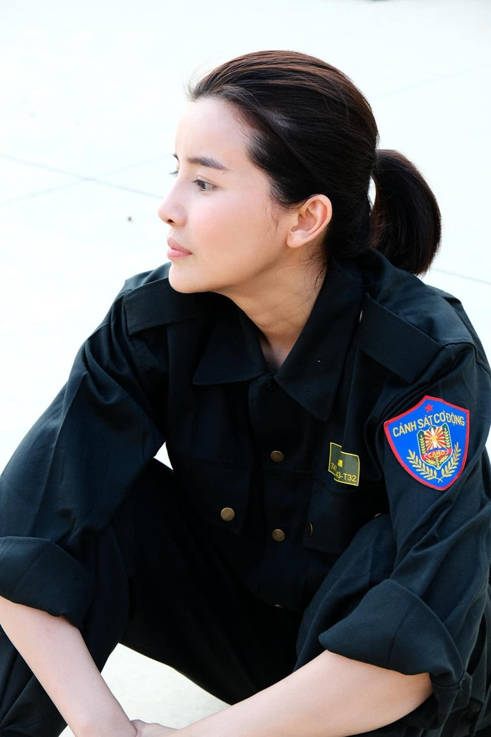 Ngoài những lúc nghiêm túc làm phim, Cao Thái Hà thường xuyên đăng tải những hình ảnh hậu trường còn xinh đẹp hơn cả trên phim.