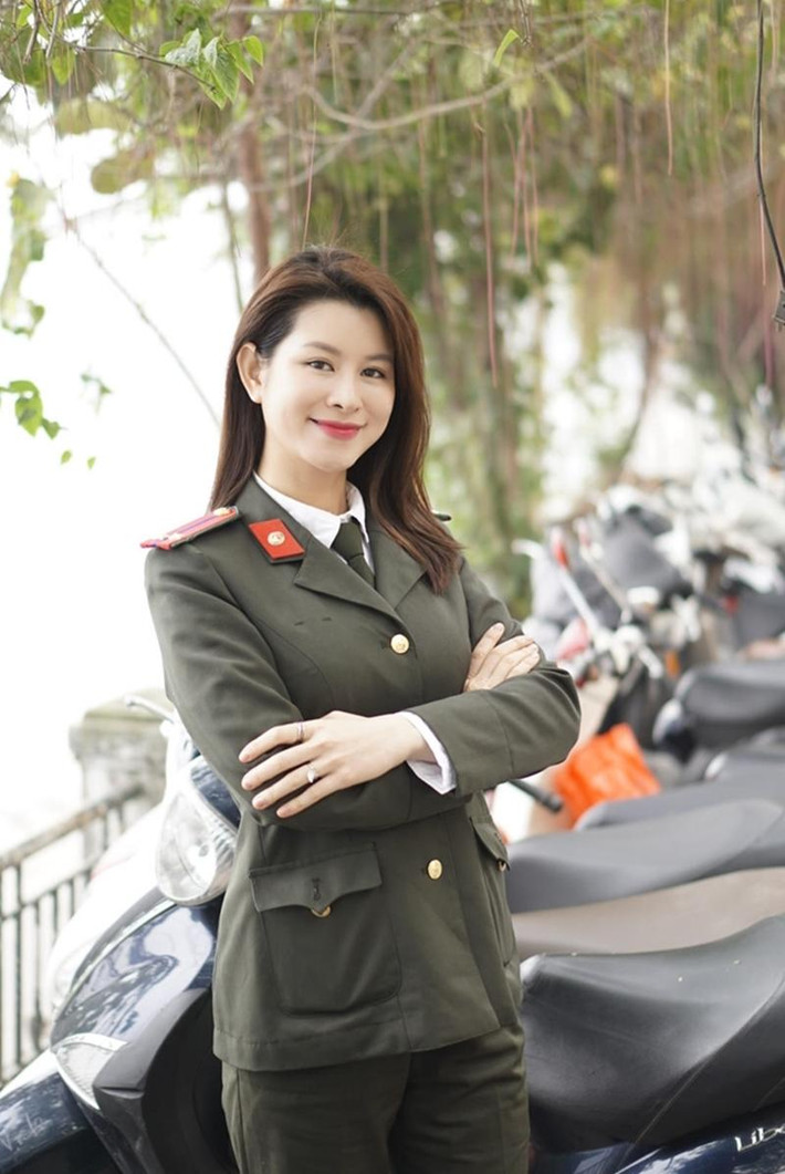 Ít ai biết, ngoài đời, Lưu Huyền Trang cũng là một nữ chiến sĩ công an nhân dân. Thời gian gần đây, cô quay trở lại màn ảnh nhỏ với bộ phim Thương ngày nắng về. Dù vào vai diễn nào, Huyền Trang cũng để lại nhiều ấn tượng với khán giả nhờ lối diễn chân thật, duyên dáng.