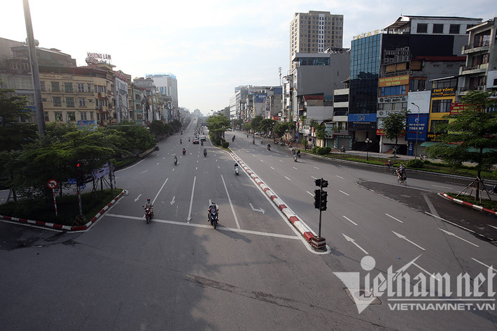 Đường Trường Chinh hướng Ngã tư Sở ngày thường đông như nêm, còn những ngày giãn cách chỉ lác đác vài phương tiện tham gia giao thông.
