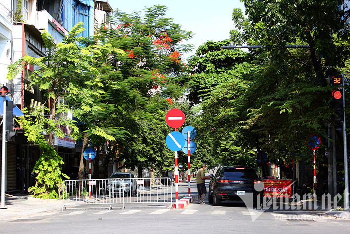 Trên đường phố Hà Nội những ngày này đều có các chốt kiểm soát, phòng chống dịch Covid-19.